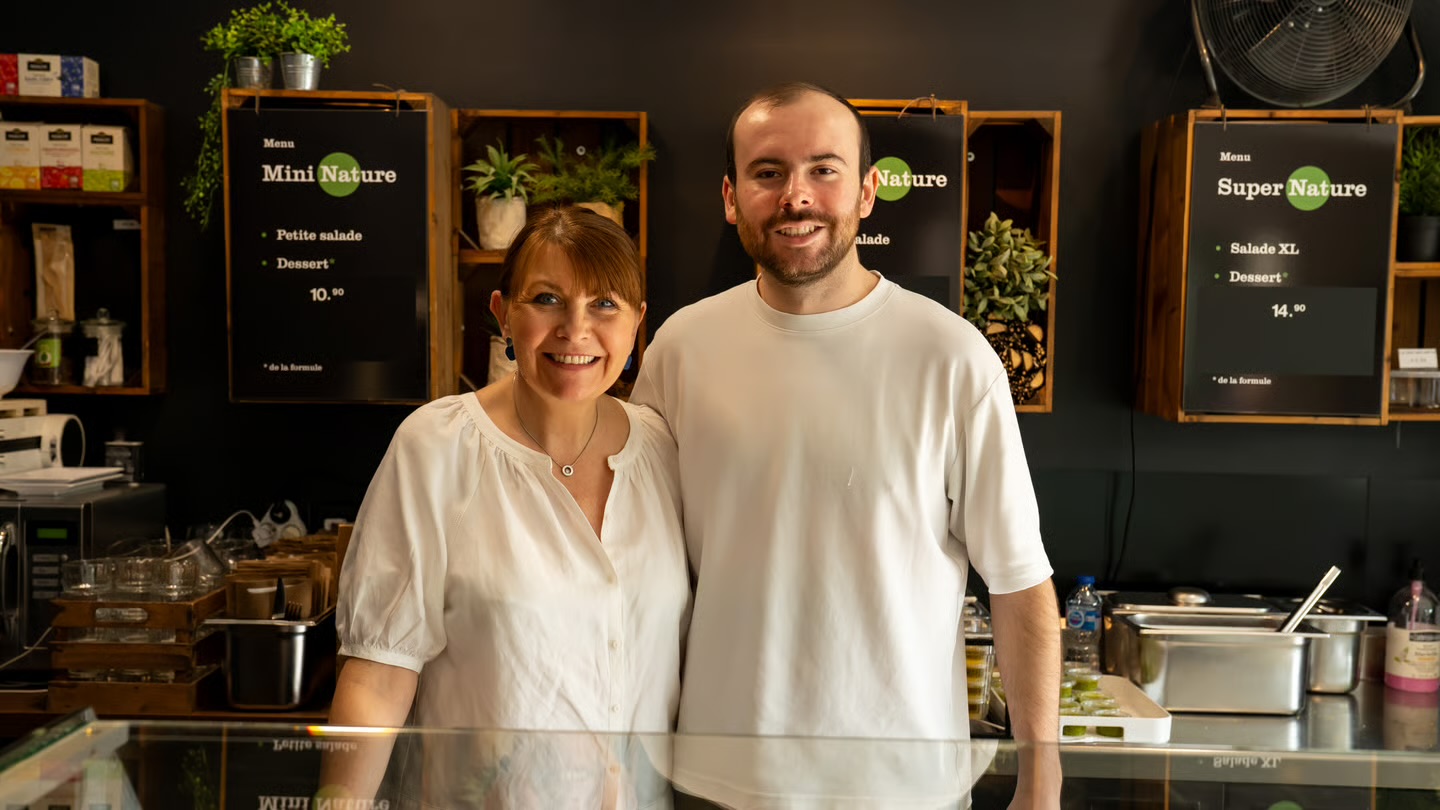 La fondatrice des Petites Natures et son fils derrière le comptoir du restaurant