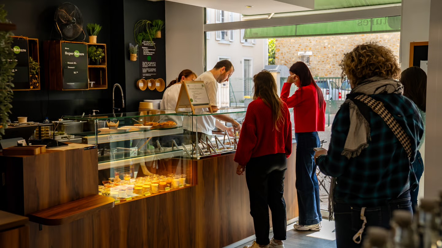 Le comptoir des Petites Natures, clients en train de choisir leur salade